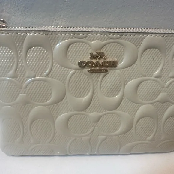 Coach Wristlet w/ Pastel Heart Charm. Corner zip Embossed Leather NWOT - Picture 4 of 7